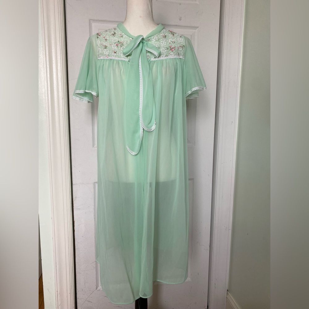 1960s Mint Vanilla Colored Floral Lace Night Gown / Robe